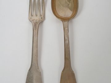 12 couverts en argent, poinçon Minerve, modèle uniplat. MO : JH. Poids