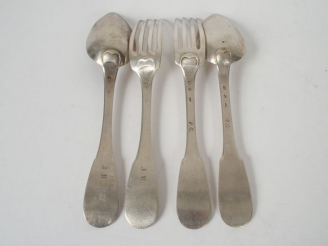 Vente aux enchères Couvert en argent, poinçon Minerve, modèle uniplat. Poids: 155 gr. On 