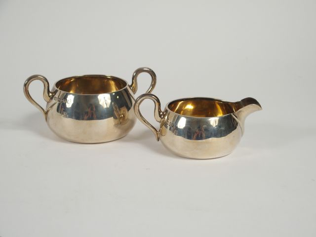 Petit pot à lait et sucrier en argent anglais, intérieur en vermeil. P