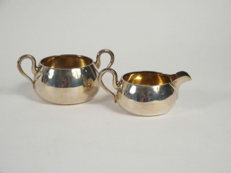 Vente aux enchères Petit pot à lait et sucrier en argent anglais, intérieur en vermeil. P