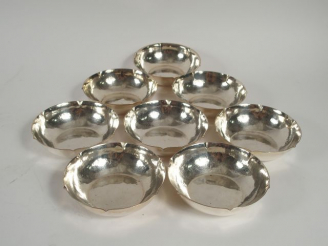 Vente aux enchères 8 coupelles en argent martelé étranger. Poids: 1 208 gr (LP : 10889)