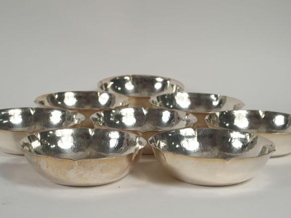 8 coupelles en argent martelé étranger. Poids: 1 208 gr (LP : 10889)