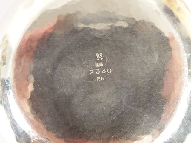 8 coupelles en argent martelé étranger. Poids: 1 208 gr (LP : 10889)