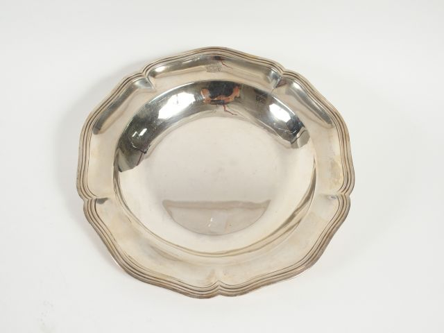 Plat en argent, modèle au filet. Poids: 595 gr (LP : 10890)