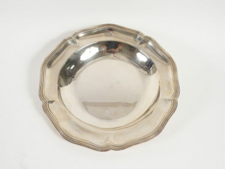 Vente aux enchères Plat en argent, modèle au filet. Poids: 595 gr (LP : 10890)