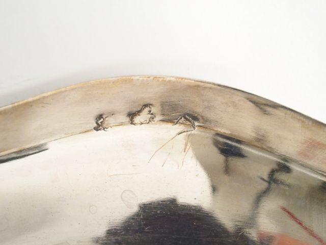 Plat en argent, modèle au filet. Poids: 595 gr (LP : 10890)