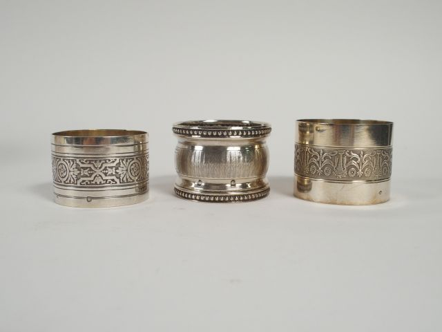 Trois différents ronds de serviettes en argent, poinçon Minerve. Poids