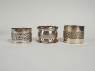 Vente aux enchères Trois différents ronds de serviettes en argent, poinçon Minerve. Poids