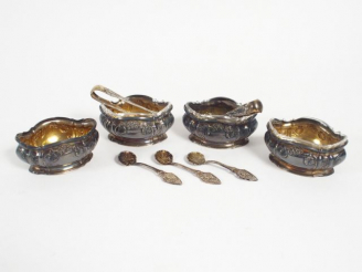 Vente aux enchères Suite de quatre salerons de style Art Nouveau en argent, poinçon Miner