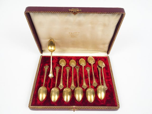 12 cuillères à café Napoléon III en vermeil poinçon Minerve. Poids: 18