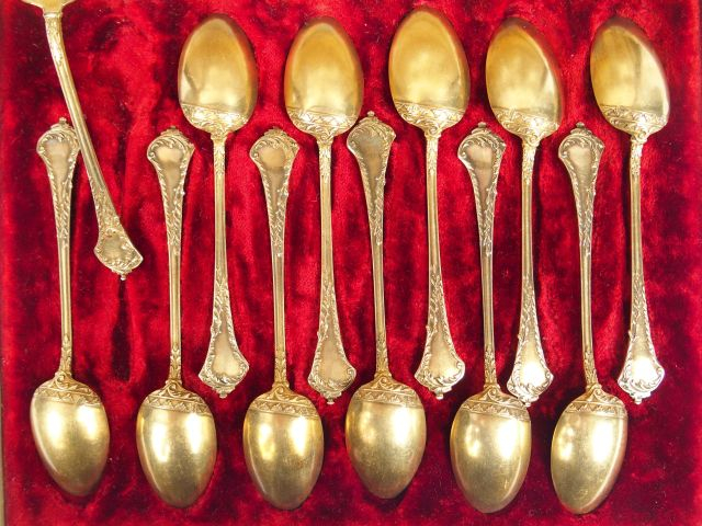 12 cuillères à café Napoléon III en vermeil poinçon Minerve. Poids: 18