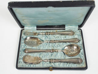 Vente aux enchères Service à hors d'oeuvre en argent. Dans son coffret.  Poids: 90 gr