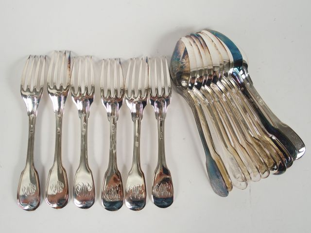 11 cuillères et 6 fourchettes en argent, poinçons dépareillés.  Poids: