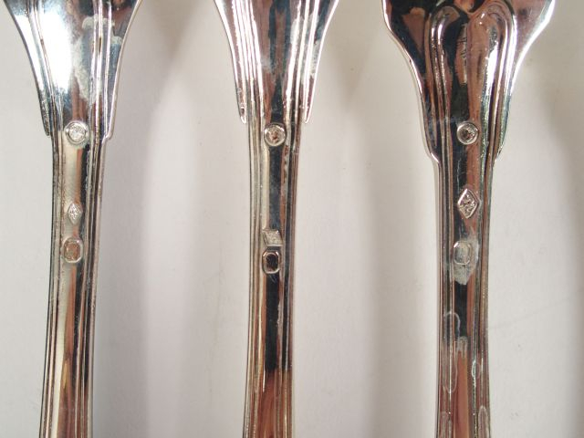 11 cuillères et 6 fourchettes en argent, poinçons dépareillés.  Poids: