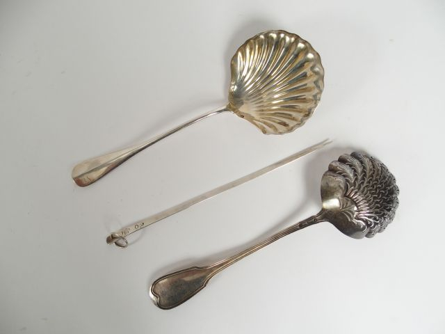 Saupoudroir, pelle à fraise et brochette en argent. Poids: 164gr