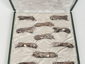 GALLIA. 12 porte couteaux en métal argenté.