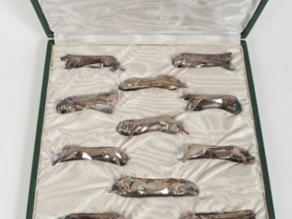 Vente aux enchères GALLIA. 12 porte couteaux en métal argenté.