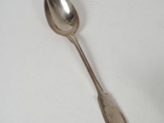 Vente aux enchères CHRISTOFLE. Cuillère à ragout en métal argenté, modèle au filet.