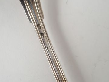 CHRISTOFLE. Cuillère à ragout en métal argenté, modèle au filet.