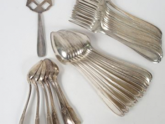 Vente aux enchères 12 grands couverts en métal argenté à décor de perles. On y joint 6 pe