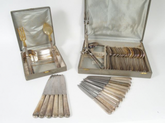 Vente aux enchères Ménagère en métal argenté, modèle à double coquille, comprenant 12 gra