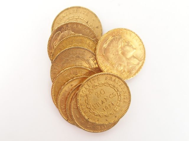 10 pièces de 20 Francs or: 8 Hercule et 2 Marianne. Poids: 64,4gr