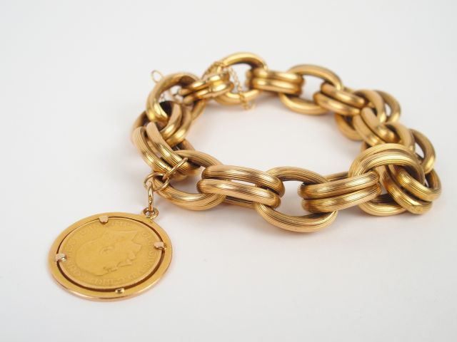 Bracelet en or jaune, décor de maillons entrelacés et souverain or Geo