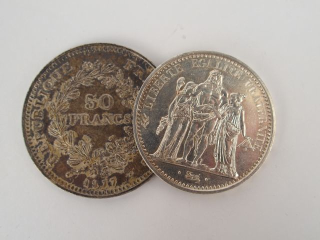 2 pièces argent: 50 Francs, Hercule 1977 et 10 Francs, Hercule 1968. P
