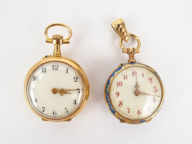 2 montres de col en or jaune, émail, diamants et rubis (manques). Poid