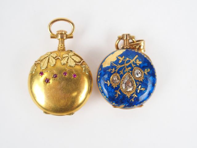 2 montres de col en or jaune, émail, diamants et rubis (manques). Poid