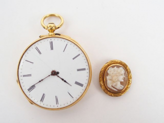 Vente aux enchères Montre de col en or jaune, cadran émail accidenté. Avec son remontoir.