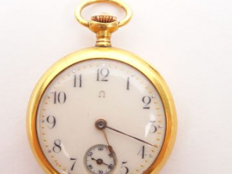 Vente aux enchères OMEGA. Petite montre de col, boitier or jaune, indication des secondes