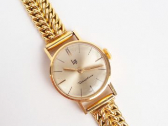 Vente aux enchères LIP. Montre de dame, boitier et bracelet maille tressée en or jaune. N