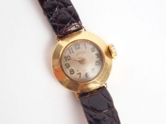 Vente aux enchères Montre de dame, boitier rond or jaune, bracelet croco. Poids tel: 8gr