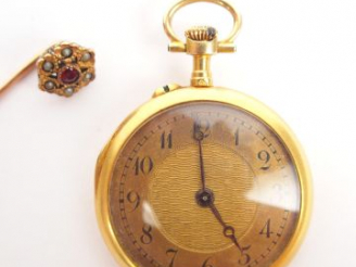 Vente aux enchères Petite montre de col en or jaune, décor de roses et de rubis. On y joi