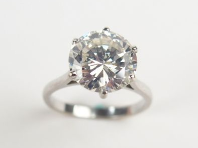 Solitaire, brillant de 3,16 carats, K, SI. Monture en or blanc. Certif