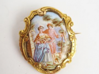 Vente aux enchères Broche de style Louis XV en émail à décor de personnages, entourage en