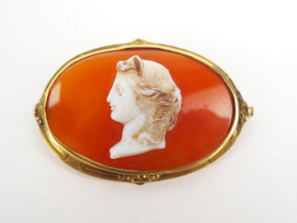 Vente aux enchères Broche camée pierre dure, monture or jaune, décor de profil de femme à