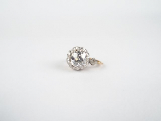 Vente aux enchères Diamant taille ancienne de 0,70cts environ, monté en perce-oreille mon