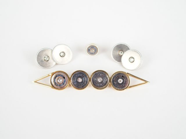 Broche 2 tons d'or, saphirs et roses. On y joint une paire de boutons 