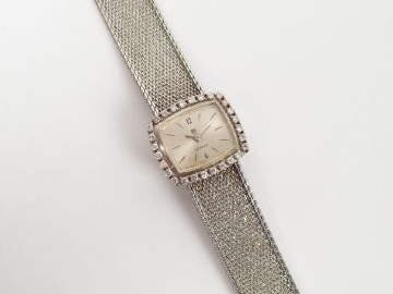 ADER. Montre femme en or blanc, boitier rectangulaire entourage de bri