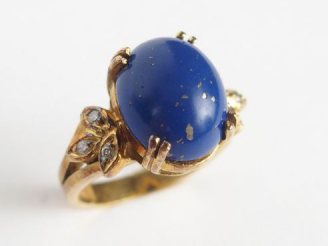 Vente aux enchères Bague monture or jaune ornée d'un cabochon en lapus lazzuli, épaulé de
