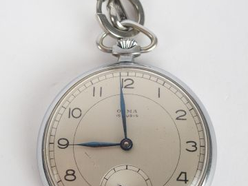 OLMA. Montre de gousset et sa giletière en métal.