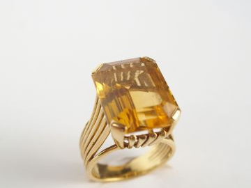 Bague monture or jaune, années 60, ornée d'une citrine taille rectangu