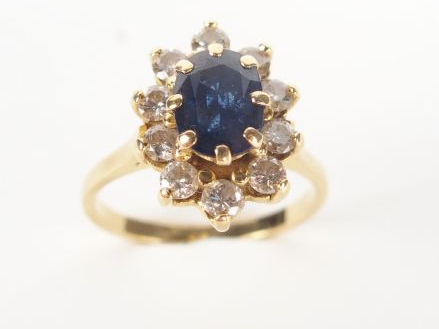Bague marguerite en or, ornée d'un saphir entouré de petits diamants t