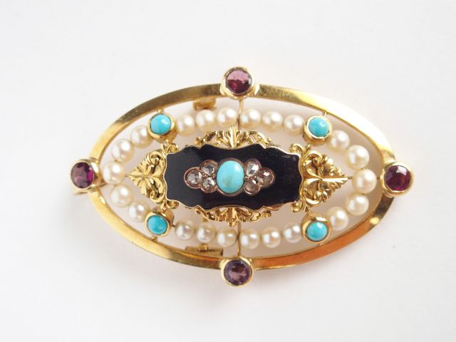 Broche Napoléon III en or jaune et onyx, rehaussée de perles, pierres 