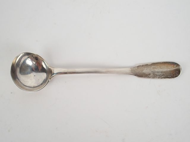 Cuillère à moutarde XVIIIe en argent. Poids : 15 g