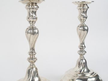 Paire de bougeoirs XVIIIe en argent belge, de style Rocaille. Poids : 