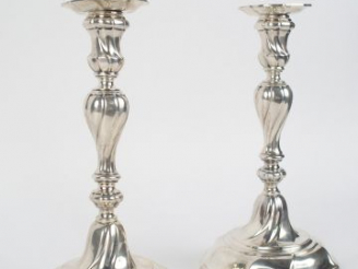 Vente aux enchères Paire de bougeoirs XVIIIe en argent belge, de style Rocaille. Poids : 