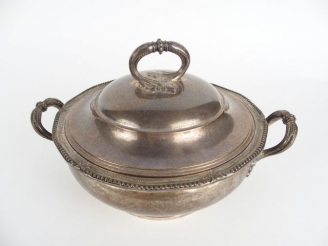Vente aux enchères Légumier de style Louis XVI en argent, poinçon Minerve, à décor de ran